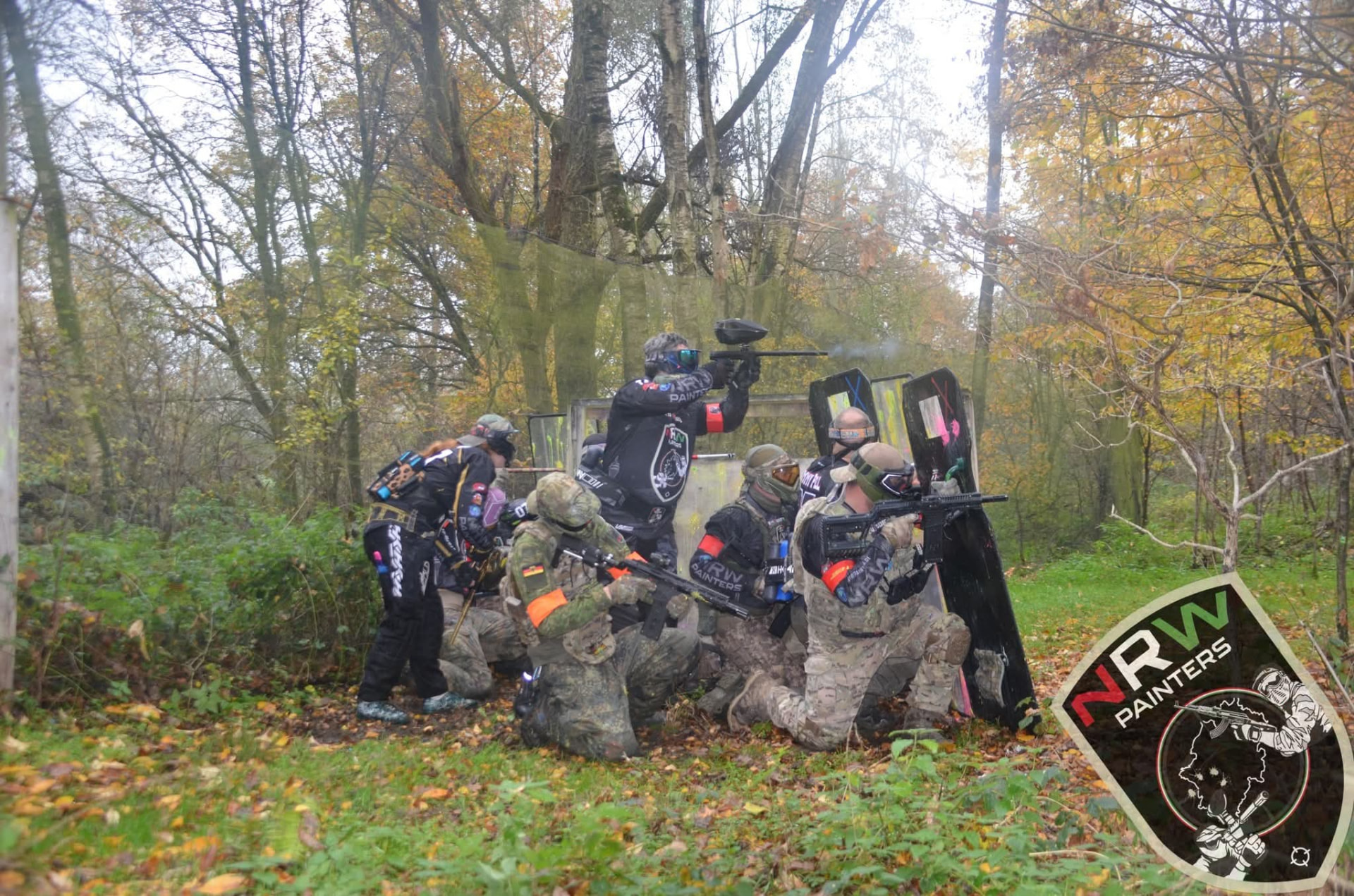 Gruppe in Tarnkleidung beim offenen Woodland-Spieltag