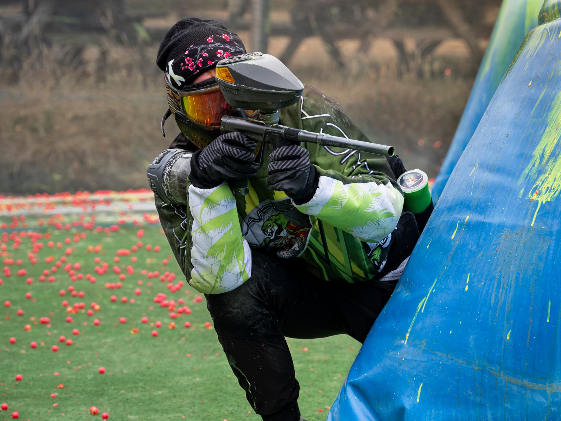 Aufblasbare Bunker auf einem Kunstrasenfeld für Sup air Paintball in Sevenum