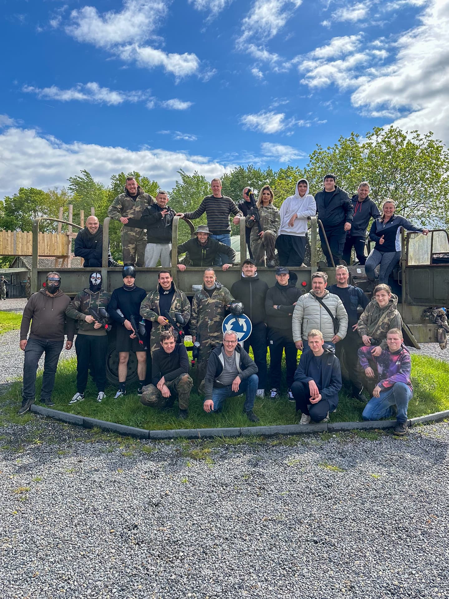 Gruppe von Paintballspielern auf einem Armeewagen bei Adventure Paradise