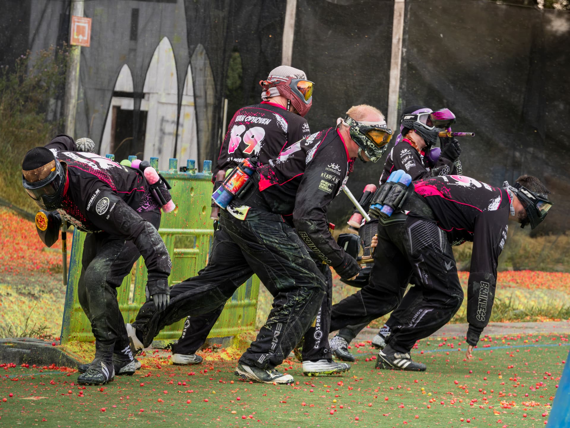 Spieler in Aktion zwischen aufblasbaren Bunkern auf dem Sup-air-Feld in Sevenum