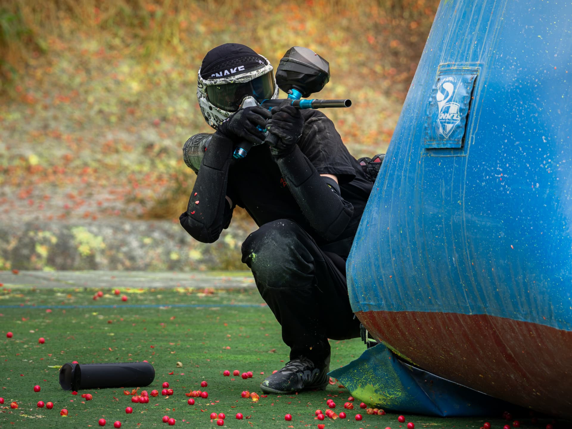Spieler hinter einem blauen Bunker auf dem Sup-Air-Feld