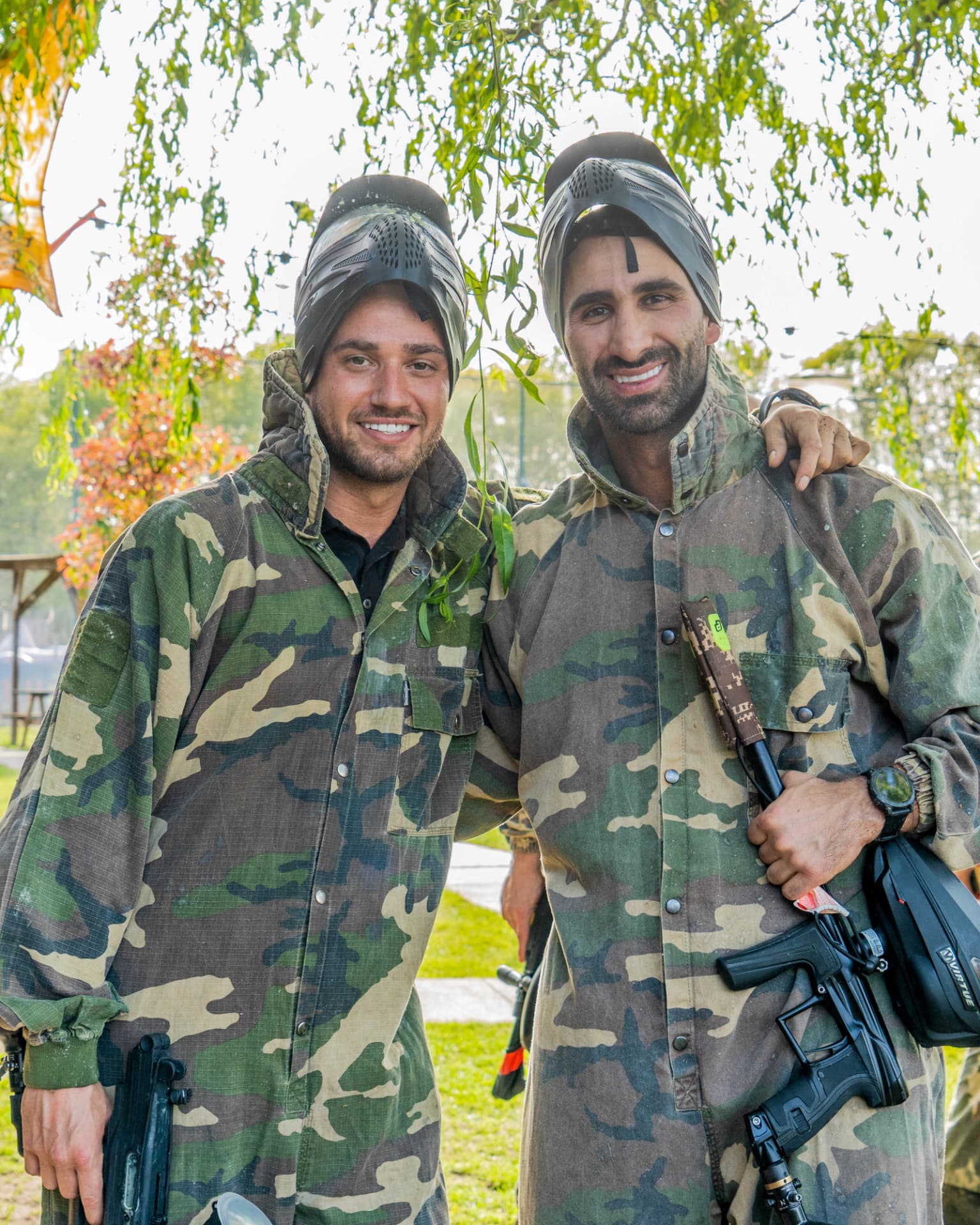 Zwei Paintballspieler mit Maske und Markierer