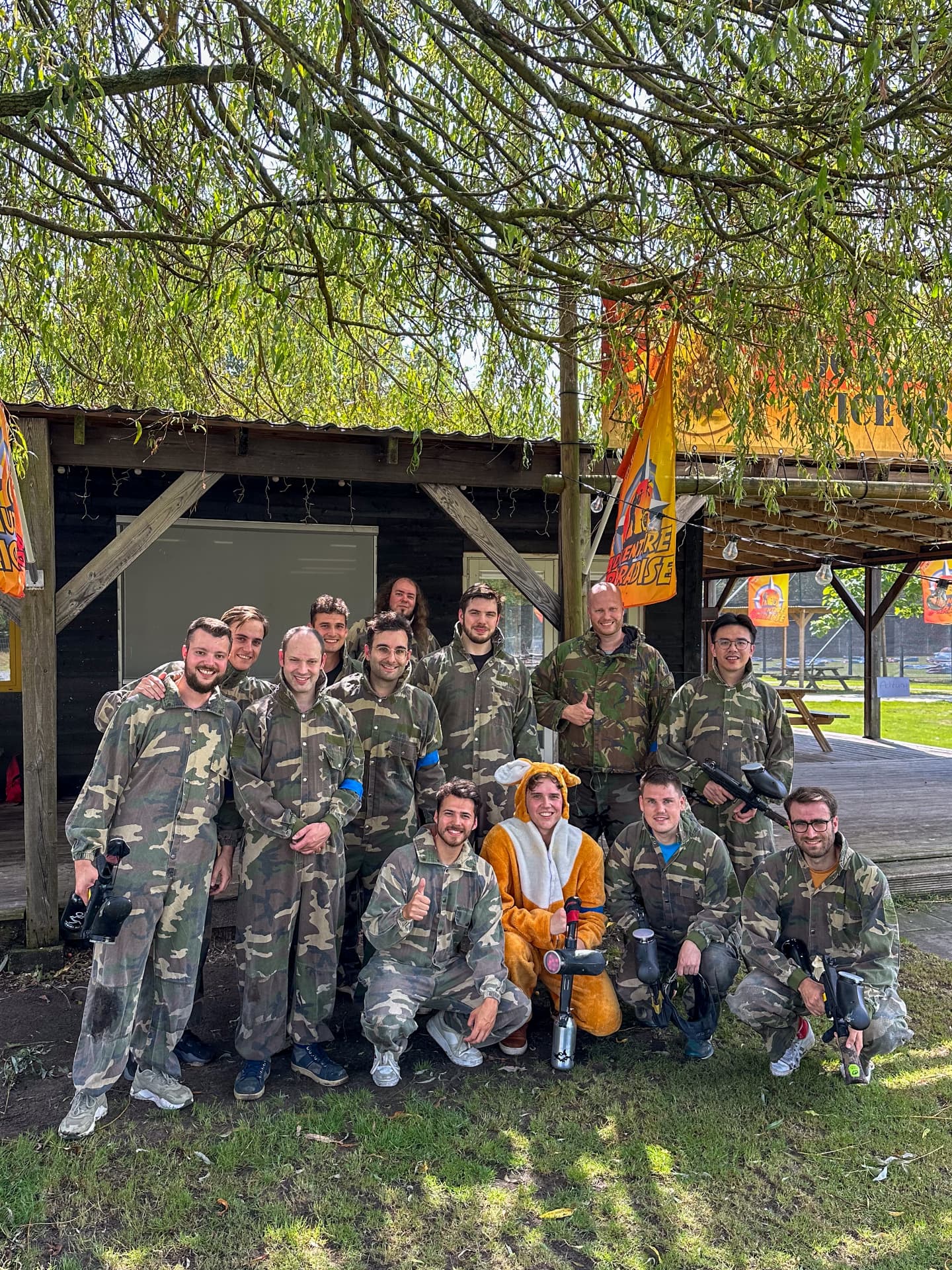 Gruppe von Paintballspielern an den Flaggen von Adventure Paradise