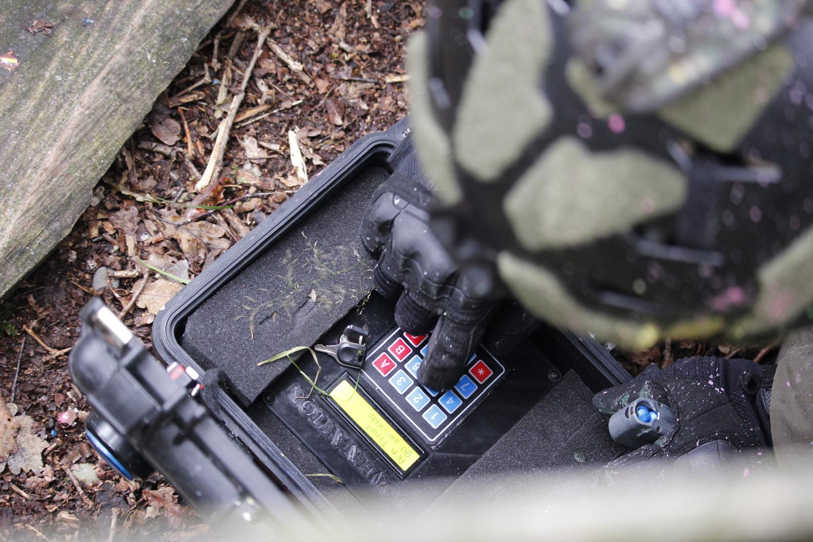 Spieler zielt mit einem Marker im Wald beim Magfed